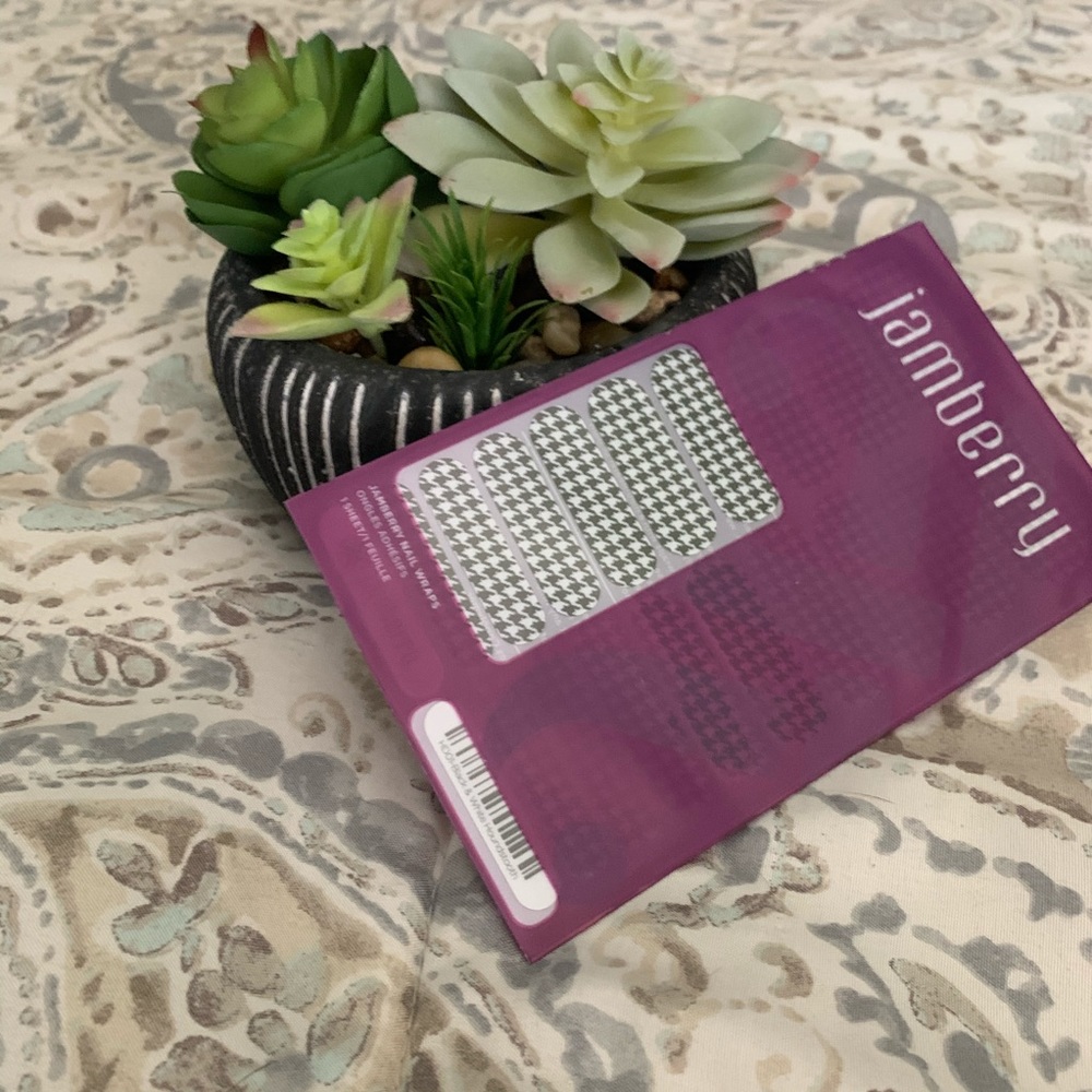 Jamberry Nail Wrap-Black&White Houndstooth